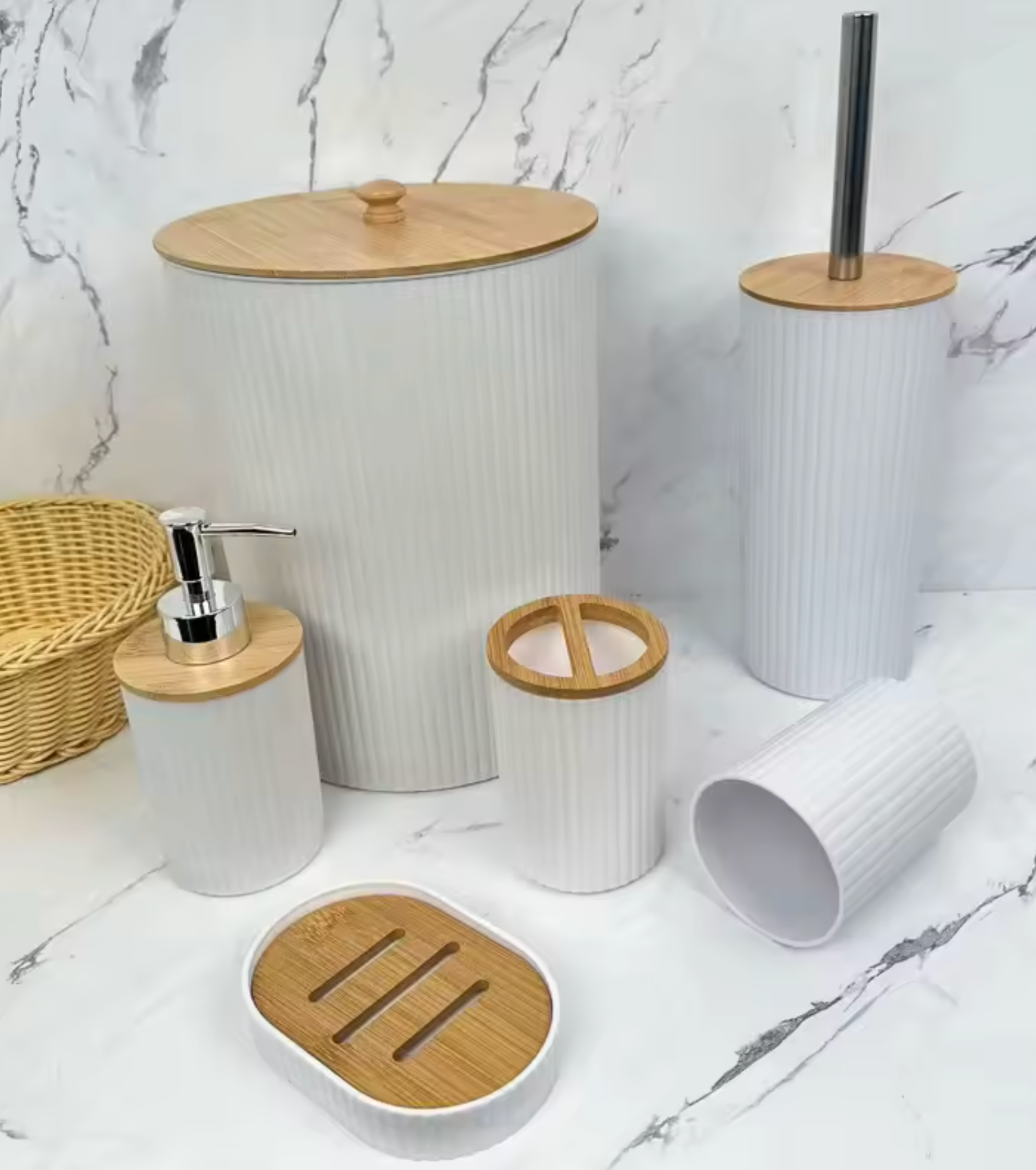 Set de accesorios para lucir un baño elegante y organizado